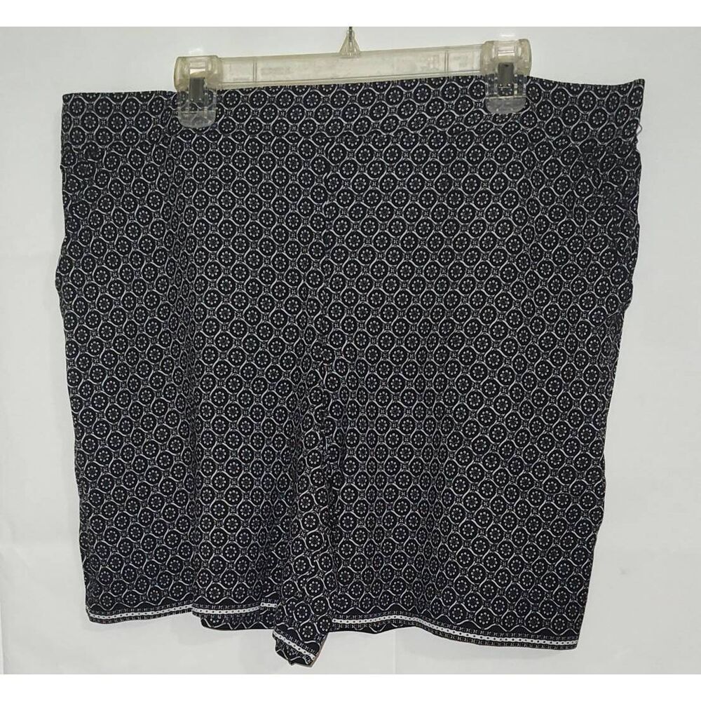 Max Studio Women's Shorts NWT 2X front pockets Pull-on elastic waist Black Flora